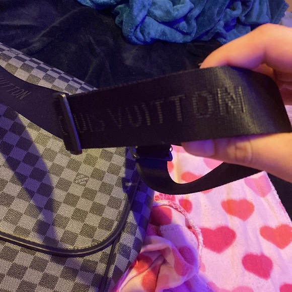 This is a Louis Vuitton computer bag my mom got me used it once. - Picture 4 of 5